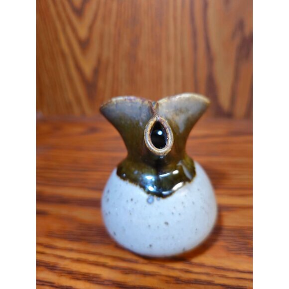 Handcrafted Vintage Ceramic Miniature Vase With Unique Ruffled Design & Speckled - Picture 3 of 7